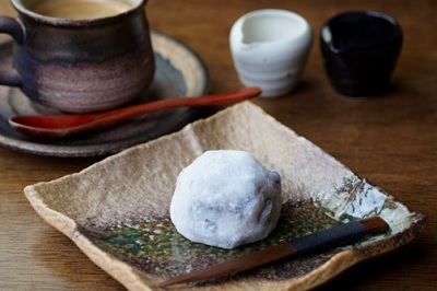 门儿清网：日本购物美食攻略。神户-日本特色甜品甜点咖啡餐厅-Mamezo&Cafe 大丸神户店。甘味処　マメゾウアンドカフェ 大丸神户百货店。黑豆大福甜点套餐,豆大福のセット。进公众号【门儿清东瀛控】获取更多信息，还有日本优惠打折券