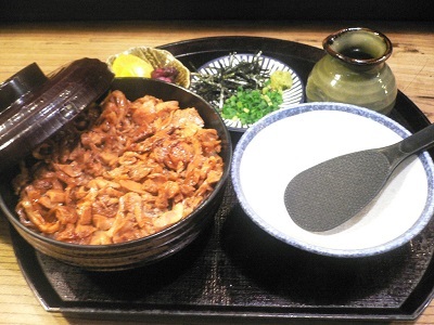 名古屋名物料理居酒屋-伍味酉 荣本店，中文菜单。（名物）名古屋土鸡蒲烧鸡肉拌饭。进公众号【门儿清东瀛控】获取更多信息，还有日本优惠打折券